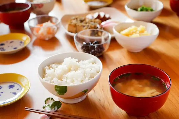 日本の家庭の食事の画像