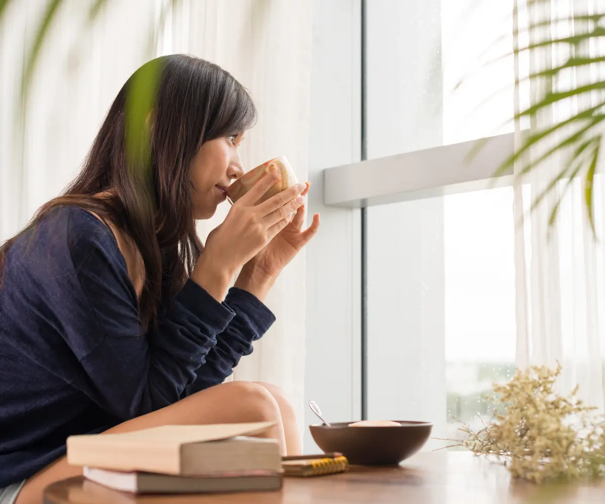 アルロースの入ったコーヒーを飲む女性の画像